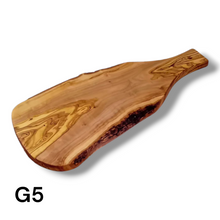 Carica l&#39;immagine nel visualizzatore di Gallery, Tagliere irregolare con manico in Legno di Ulivo cm 45
