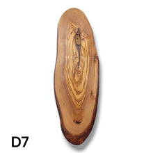 Carica l&#39;immagine nel visualizzatore di Gallery, Tagliere Rustico in Legno di Ulivo cm 40
