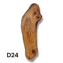 Carica l&#39;immagine nel visualizzatore di Gallery, Tagliere Rustico in Legno di Ulivo cm 40
