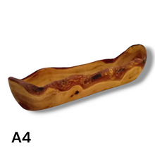 Carica l&#39;immagine nel visualizzatore di Gallery, Ciotola a Barca in Legno di Ulivo
