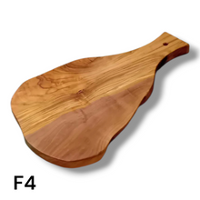 Carica l&#39;immagine nel visualizzatore di Gallery, Tagliere irregolare con manico in Legno di Ulivo cm 35
