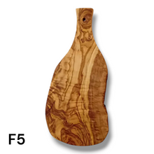 Carica l&#39;immagine nel visualizzatore di Gallery, Tagliere irregolare con manico in Legno di Ulivo cm 35
