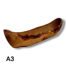 Carica l&#39;immagine nel visualizzatore di Gallery, Ciotola a Barca in Legno di Ulivo
