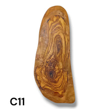Carica l&#39;immagine nel visualizzatore di Gallery, Tagliere Rustico in Legno di Ulivo cm 30
