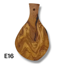 Carica l&#39;immagine nel visualizzatore di Gallery, Tagliere irregolare con manico in Legno di Ulivo cm 25
