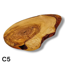Carica l&#39;immagine nel visualizzatore di Gallery, Tagliere Rustico in Legno di Ulivo cm 30
