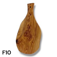 Carica l&#39;immagine nel visualizzatore di Gallery, Tagliere irregolare con manico in Legno di Ulivo cm 35
