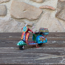 Carica l&#39;immagine nel visualizzatore di Gallery, Vespa Piccola - Miniature Decorate - Cod 71
