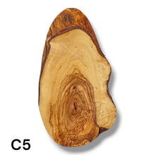Carica l&#39;immagine nel visualizzatore di Gallery, Tagliere Rustico in Legno di Ulivo cm 30
