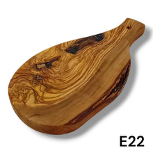 Carica l&#39;immagine nel visualizzatore di Gallery, Tagliere irregolare con manico in Legno di Ulivo cm 25
